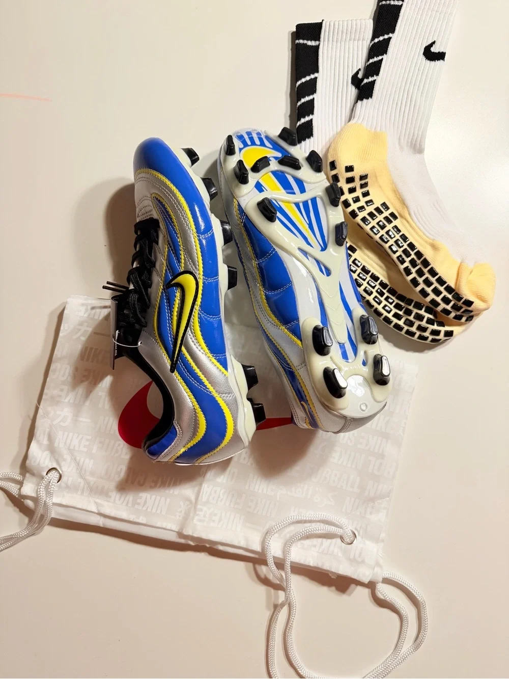 Brand NewNike Mercurial Vapor 9 Elite FG Blue, silver, and yellow Size 9
